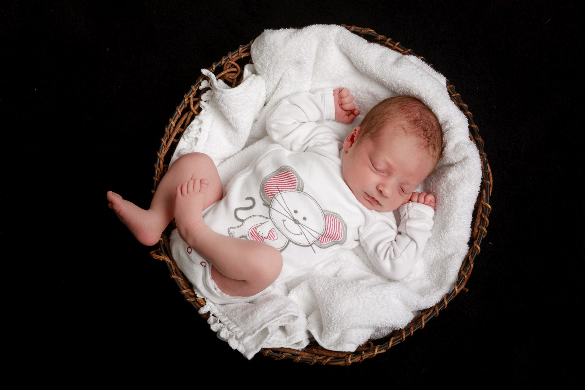 Schlafendes Neugeborenes im Holzkorb – Liebevolle Newborn-Fotografie im Fotostudio Rheintal