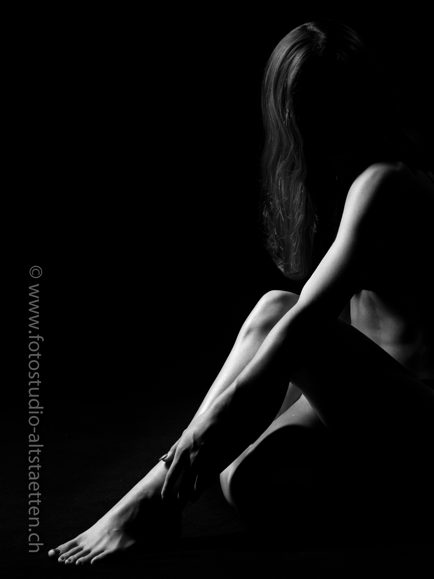 Ästhetische Aktfotografie Low-Key Portrait im Fotostudio Rebstein