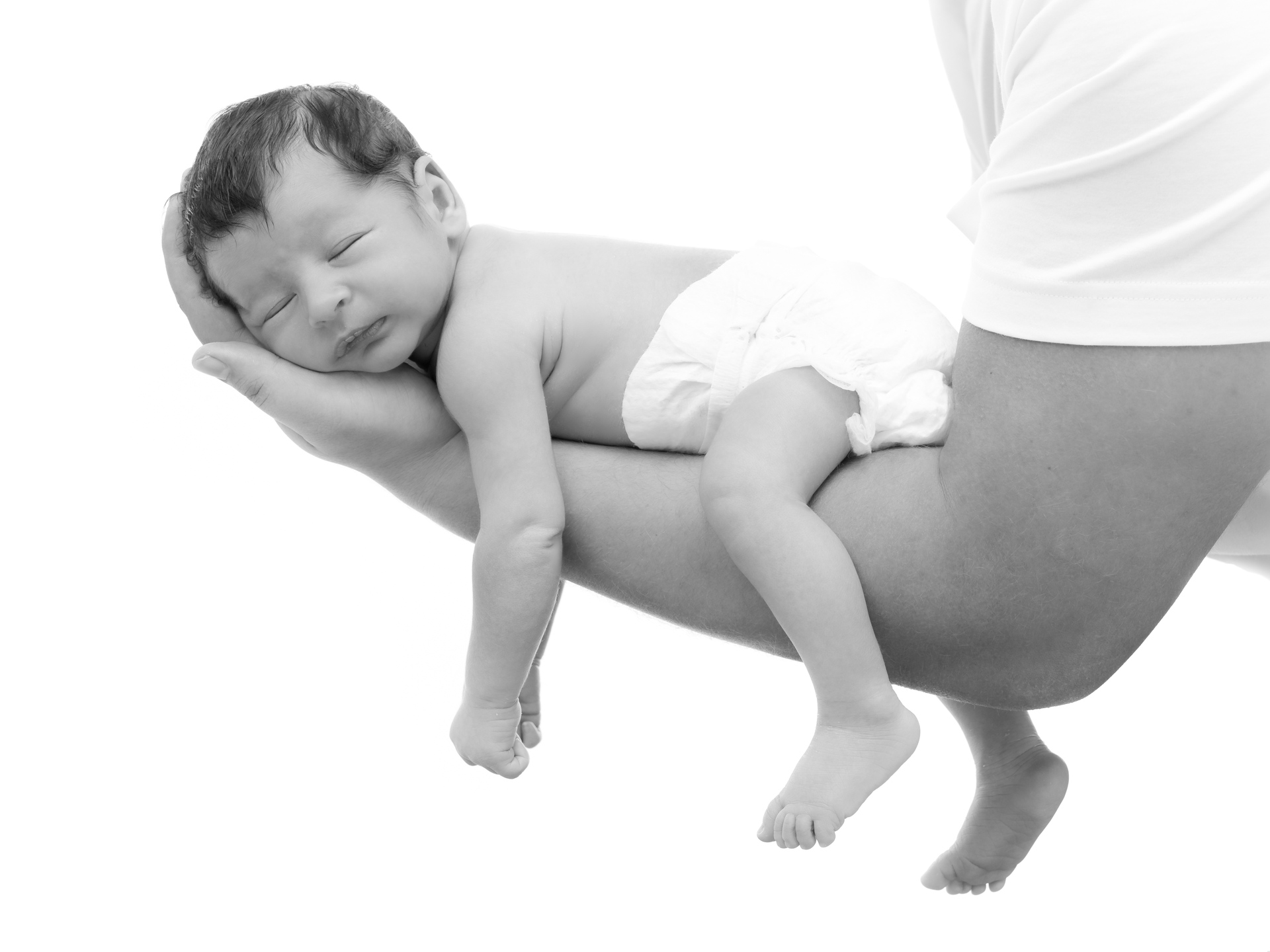 Neugeborenes Baby beschützt in den Händen der Eltern – Emotionale Babyfotos Rheintal