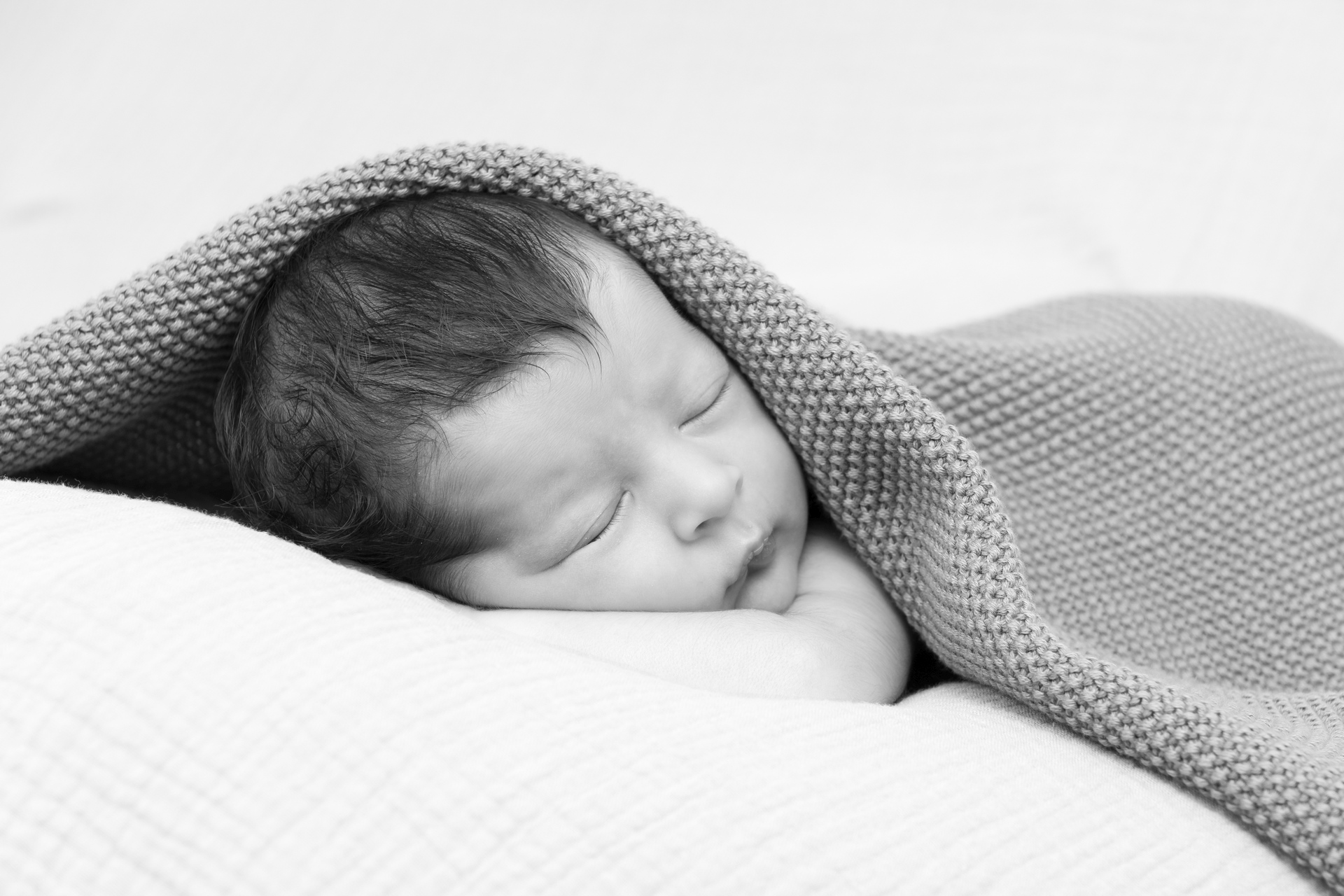 Zeitloses Schwarz-Weiss Babyfoto – Ästhetische Newborn-Fotografie Fotostudio Rebstein