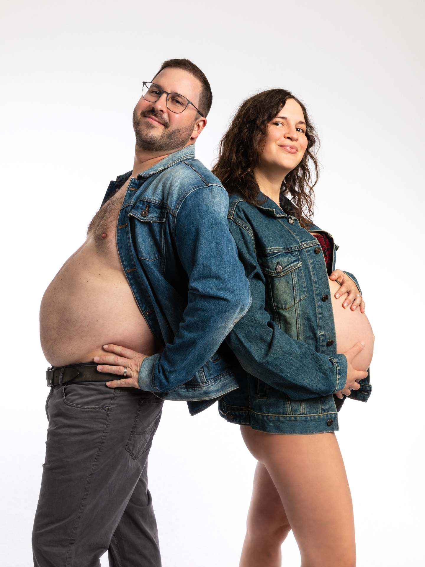 Entspanntes Babybauch Fotoshooting im Partnerlook – Authentische Paarfotos Rheintal