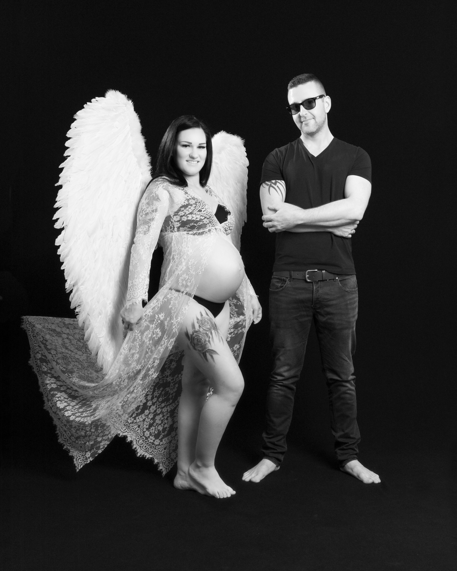 Kreatives Babybauch-Shooting mit Engelsflügeln – Ausgefallene Schwangerschaftsfotos Rheintal