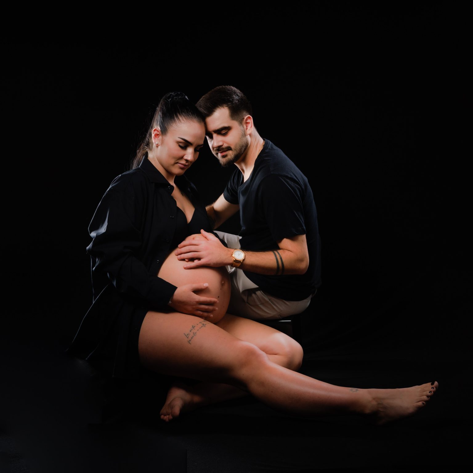 Babybauch Fotoshooting für Paare – Liebevolle Schwangerschaftsfotos im Studio Rheintal
